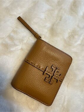 Tan Pebbled Leather Zip Wallet with Logo Accent! BRAND NEW AND FREE GWP 😍😍